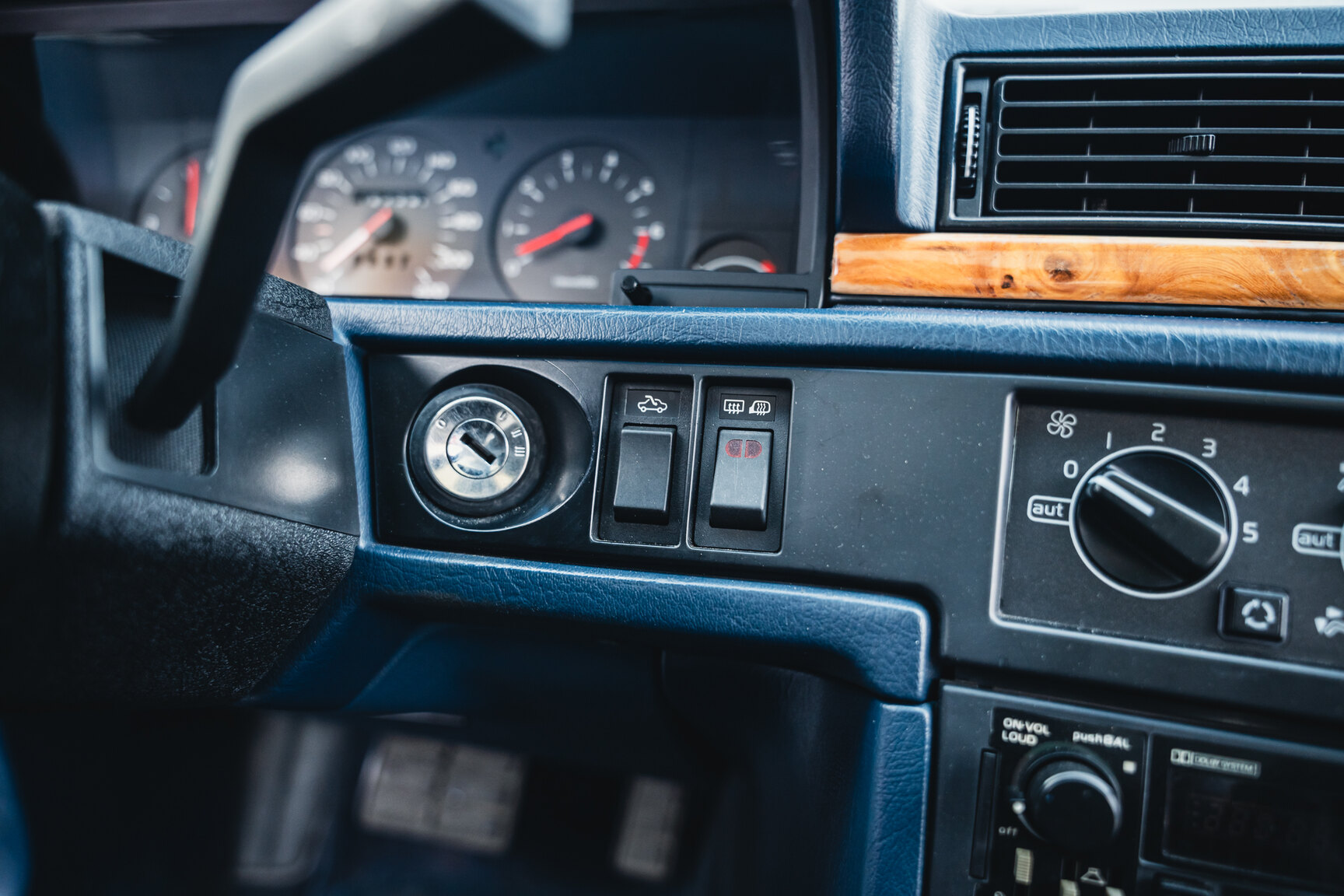 Interior image of 1988 Volvo 780 Bertone Coupé