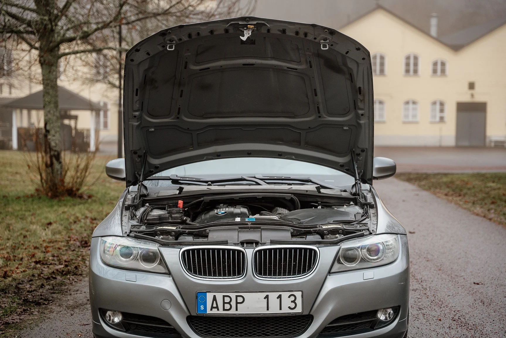 Image of 2010 BMW 325i Sedan (1) mechanics