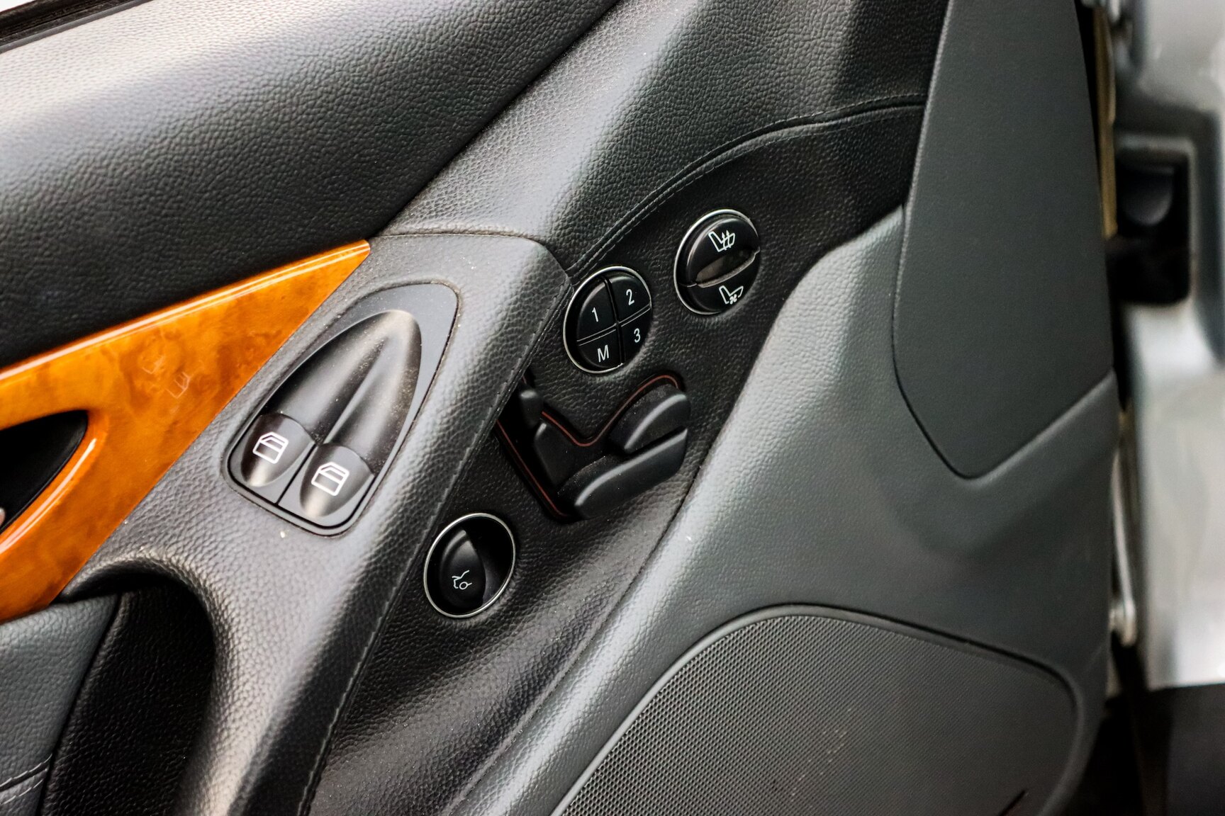 Interior image of 2006 Mercedes-Benz SL 500