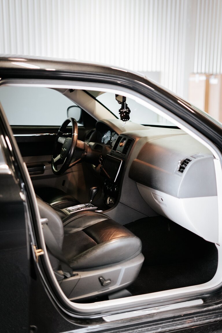 Interior image of 2006 Chrysler 300C SRT-8 (3)