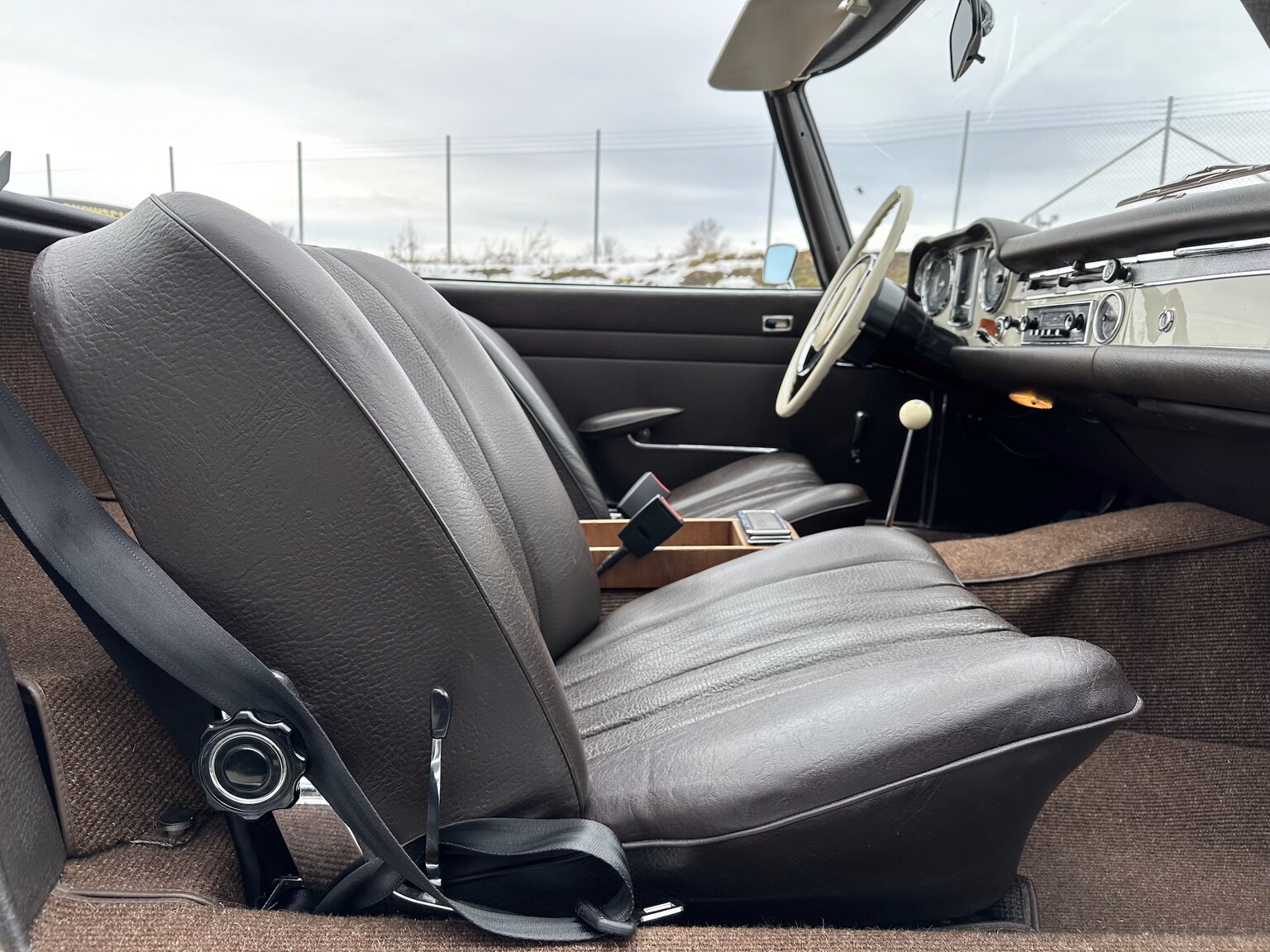 Innenraumfoto von 1968 Mercedes Benz SL 280 Pagoda (28)