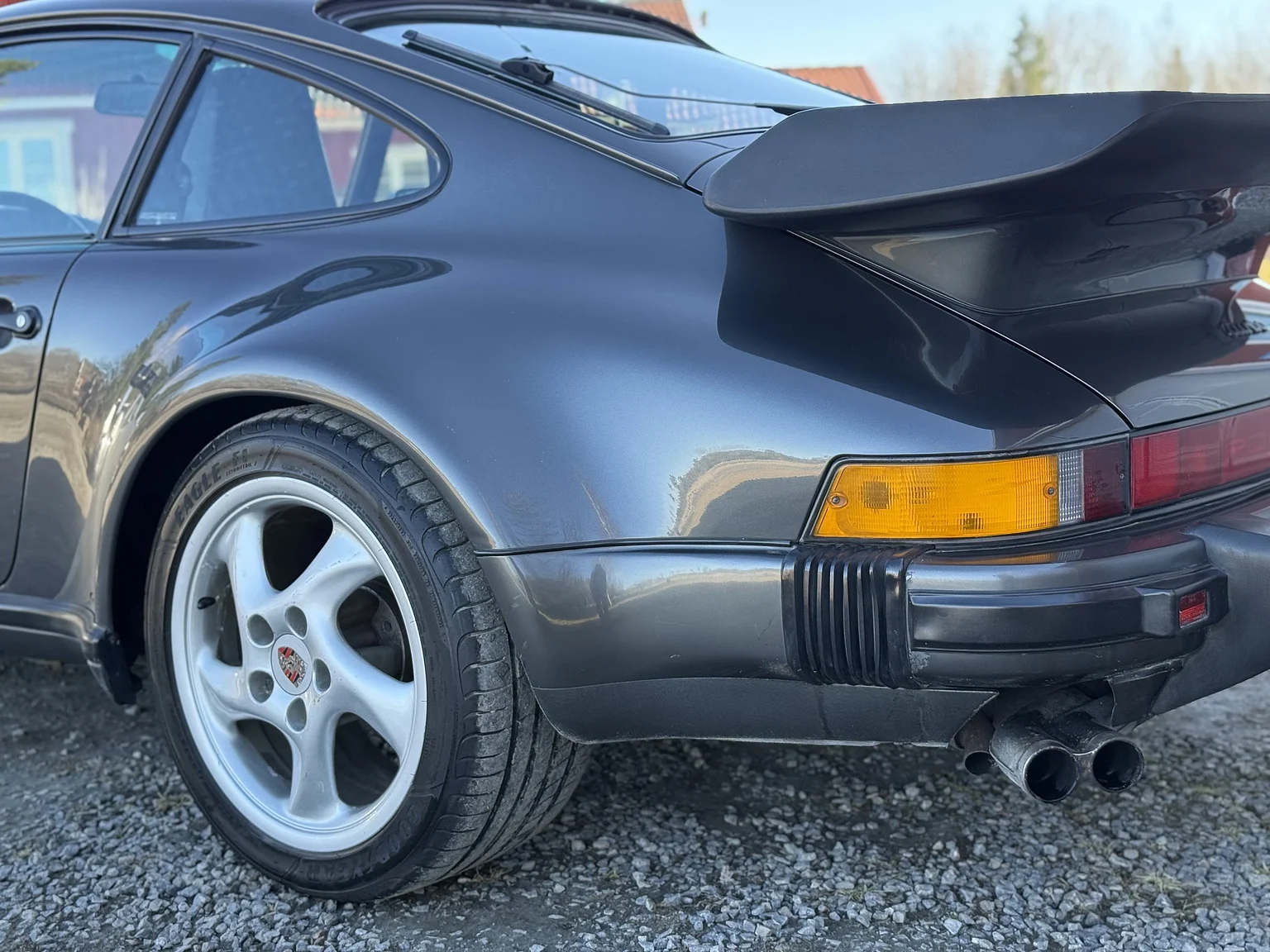 Exterior image of 1989 Porsche 911 / 930 3.3 Turbo 5-speed (31)