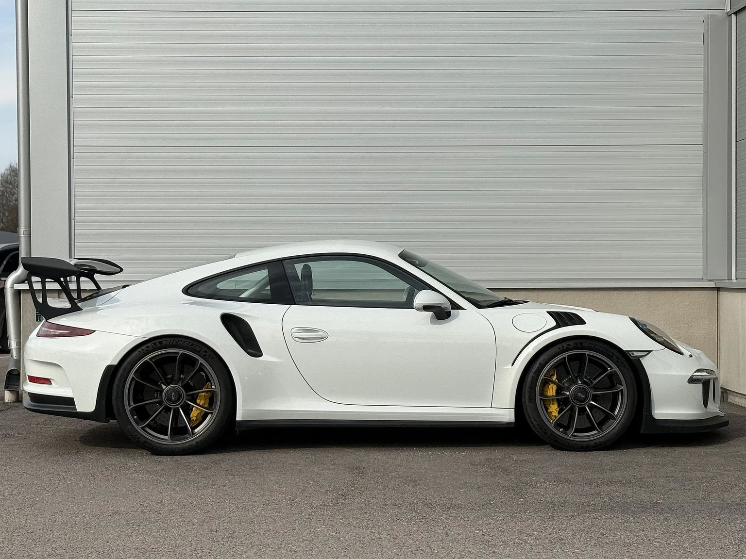Exterior image of 2016 Porsche 911 GT3 RS (44)