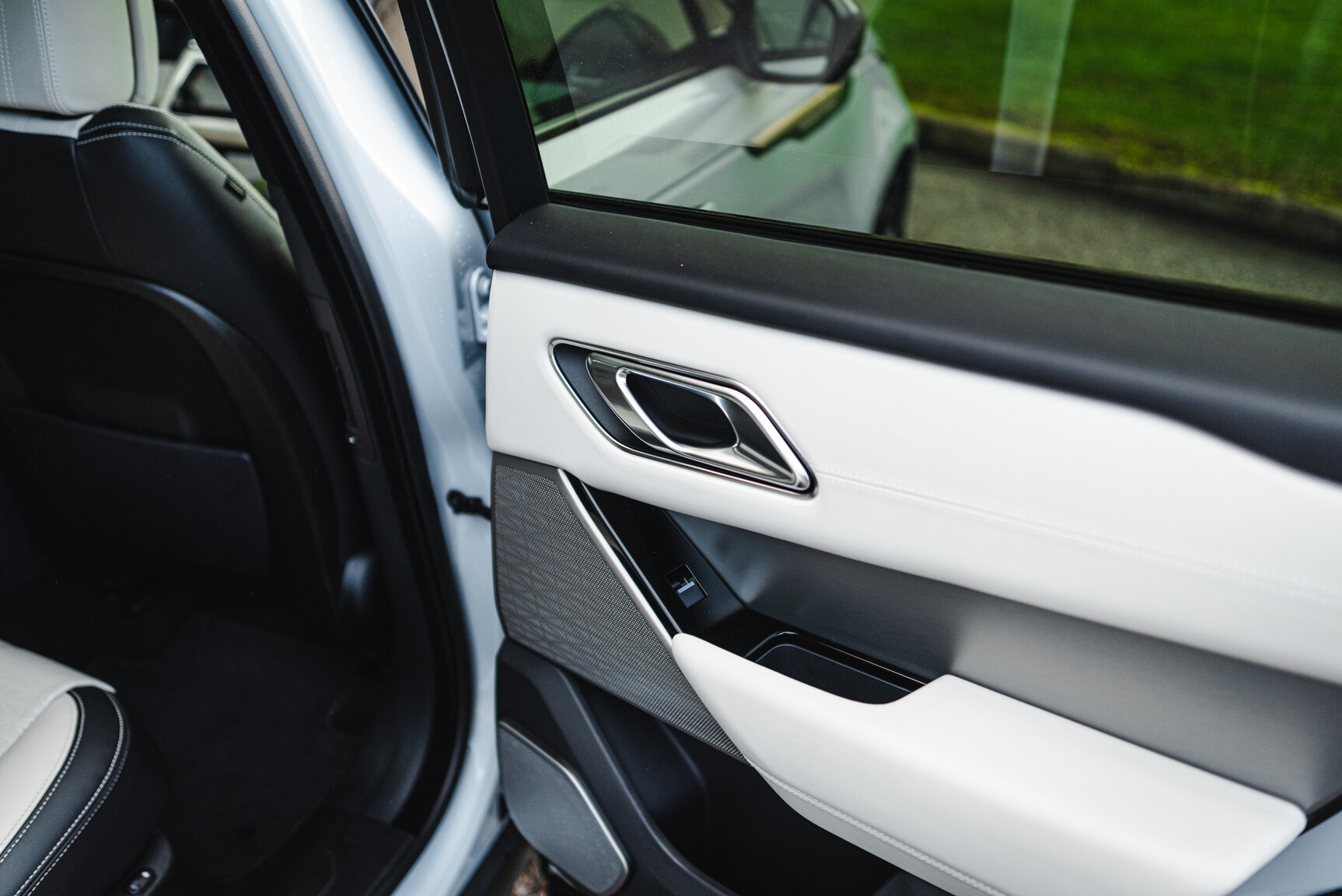 Interior image of 2018 Range Rover Velar D300 AWD HSE