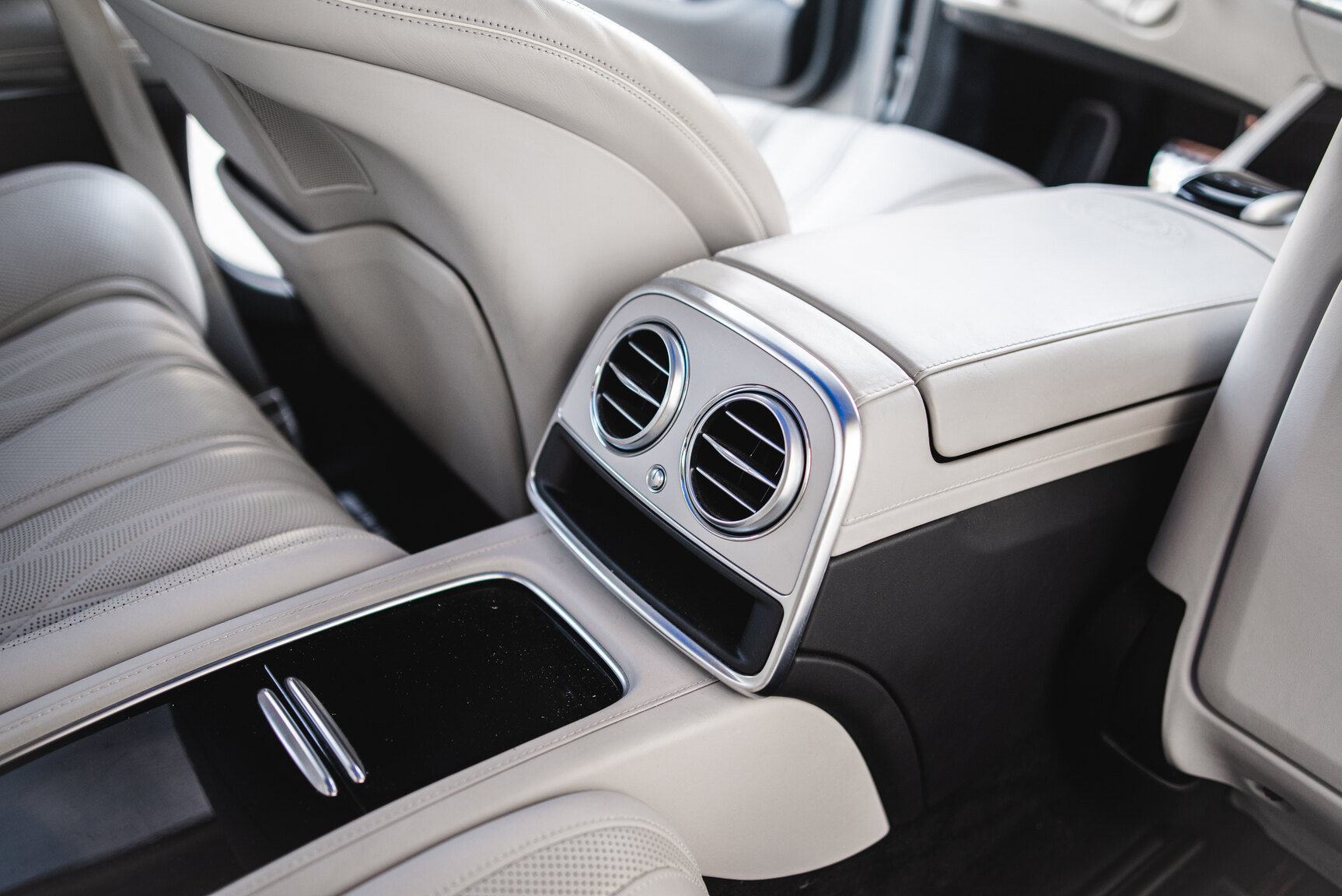 Innenraumfoto von 2016 Mercedes-Benz S63 AMG 4MATIC Coupé