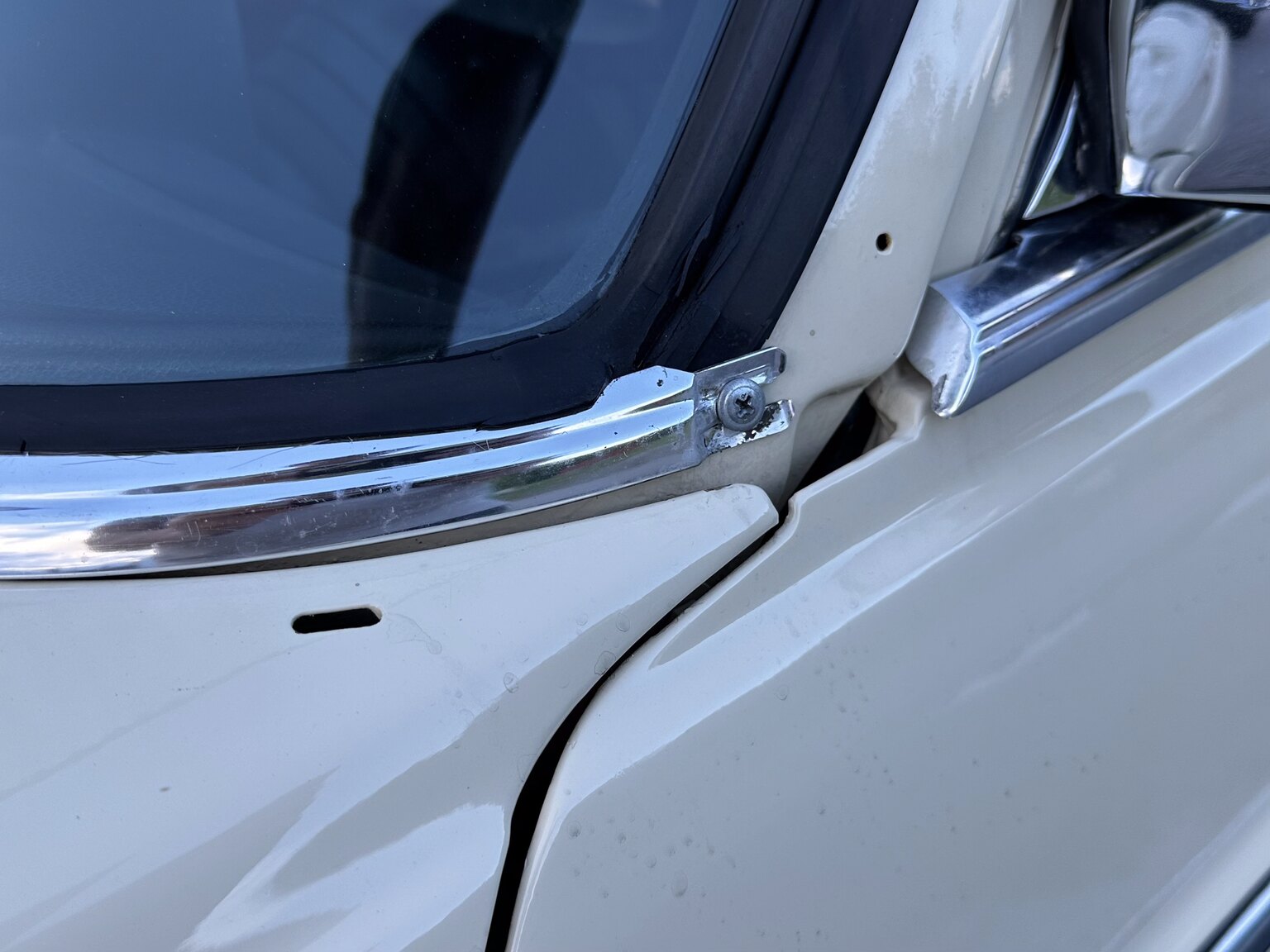 Exteriörbild på 1974 Mercedes Benz 230.6