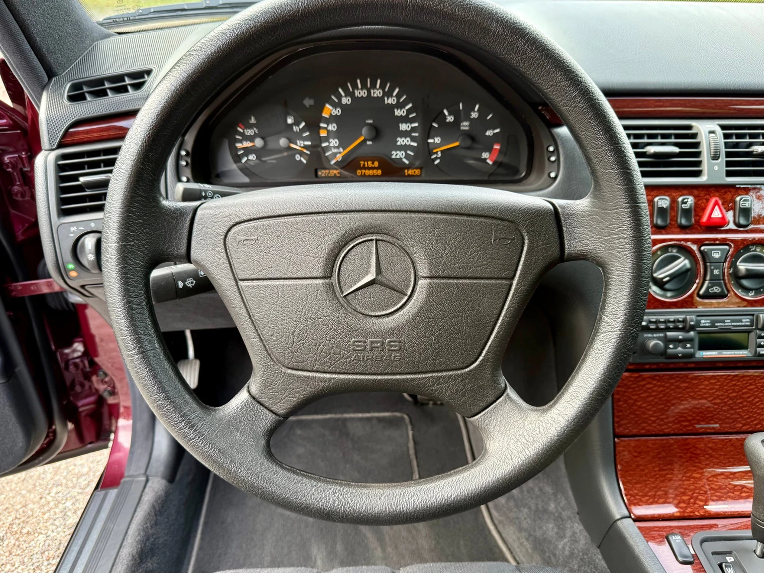 Innenraumfoto von 1997 Mercedes-Benz E 290 TD (12)