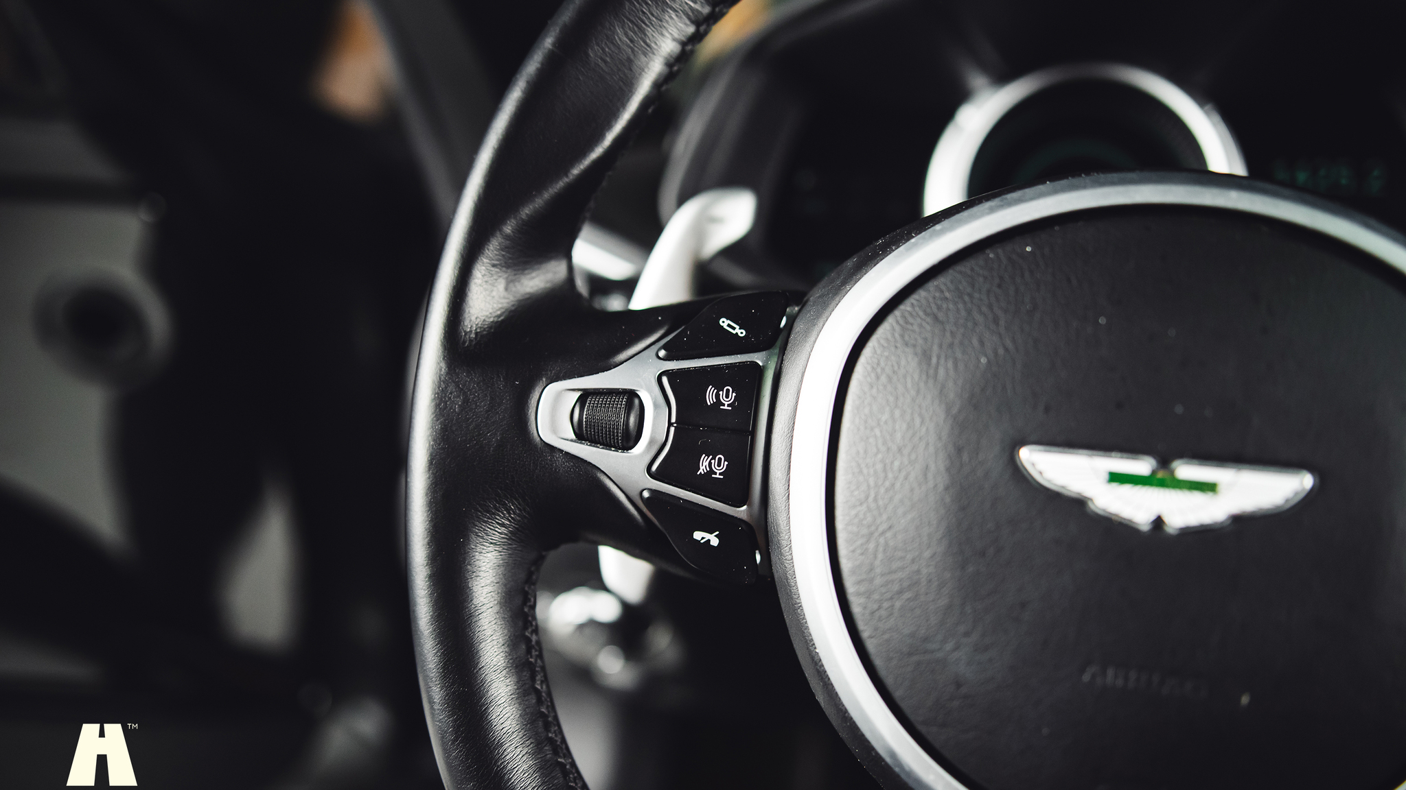 Innenraumfoto von 2019 Aston Martin DB11 AMR (26)