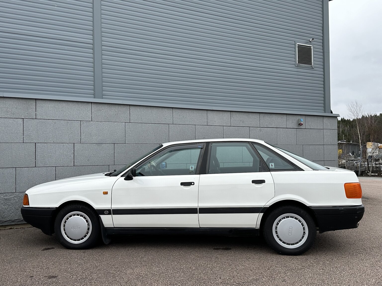 Exteriörbild på 1988 Audi 80 (40)
