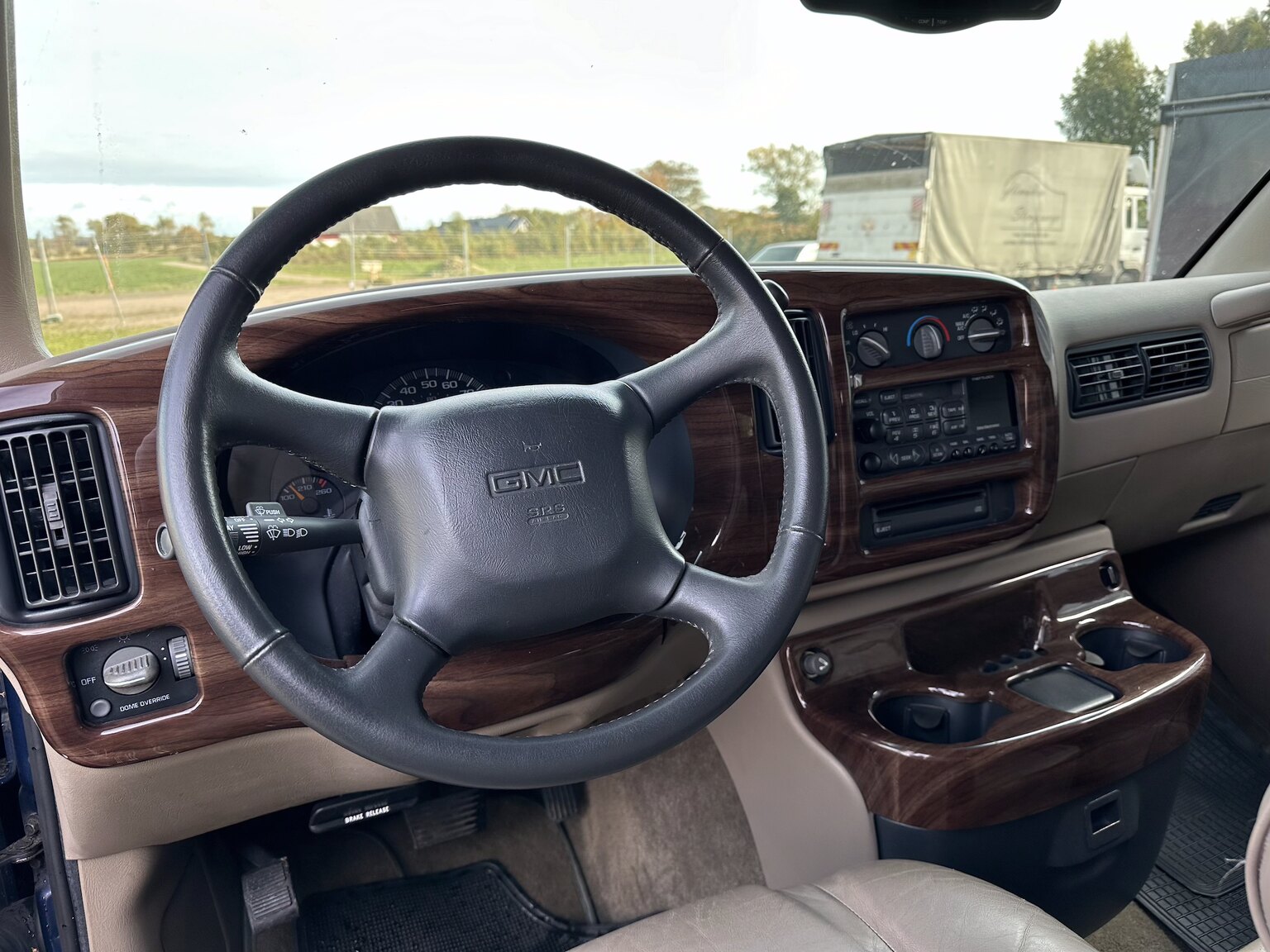 Interiörbild 2000 GMC Savana G1500 Conversion Van
