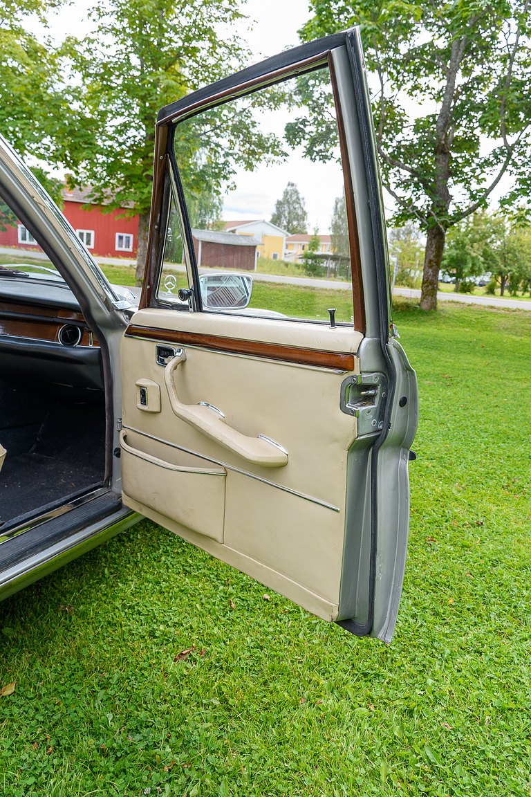Interior image of 1969 Mercedes-Benz 300 SEL