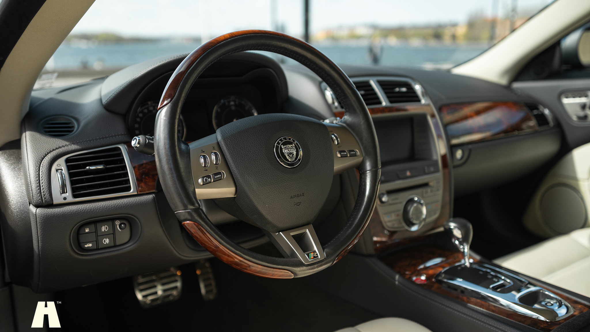 Innenraumfoto von 2008 Jaguar XKR (5)