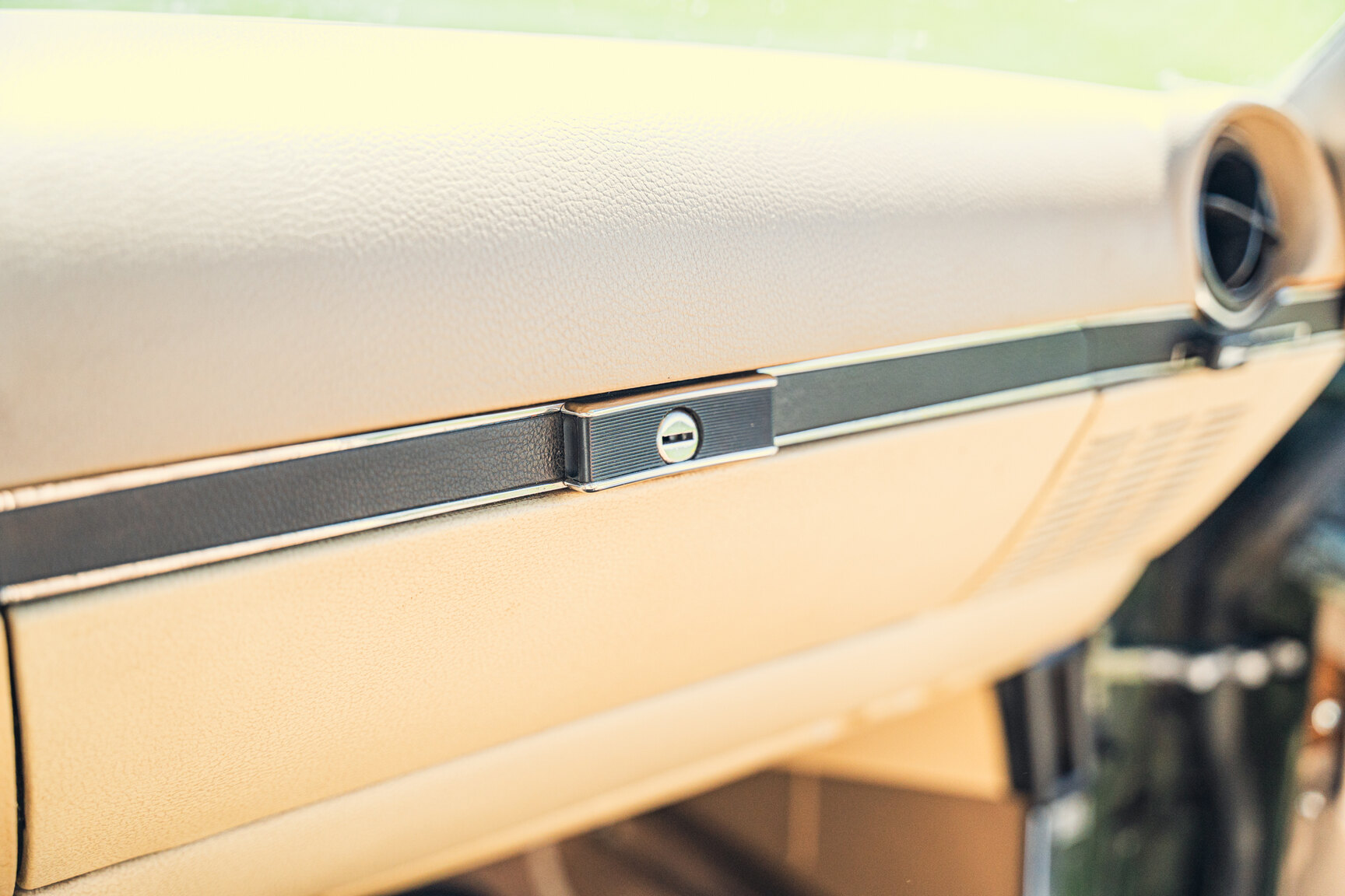 Interior image of 1976 Mercedes-Benz 450 SLC (34)