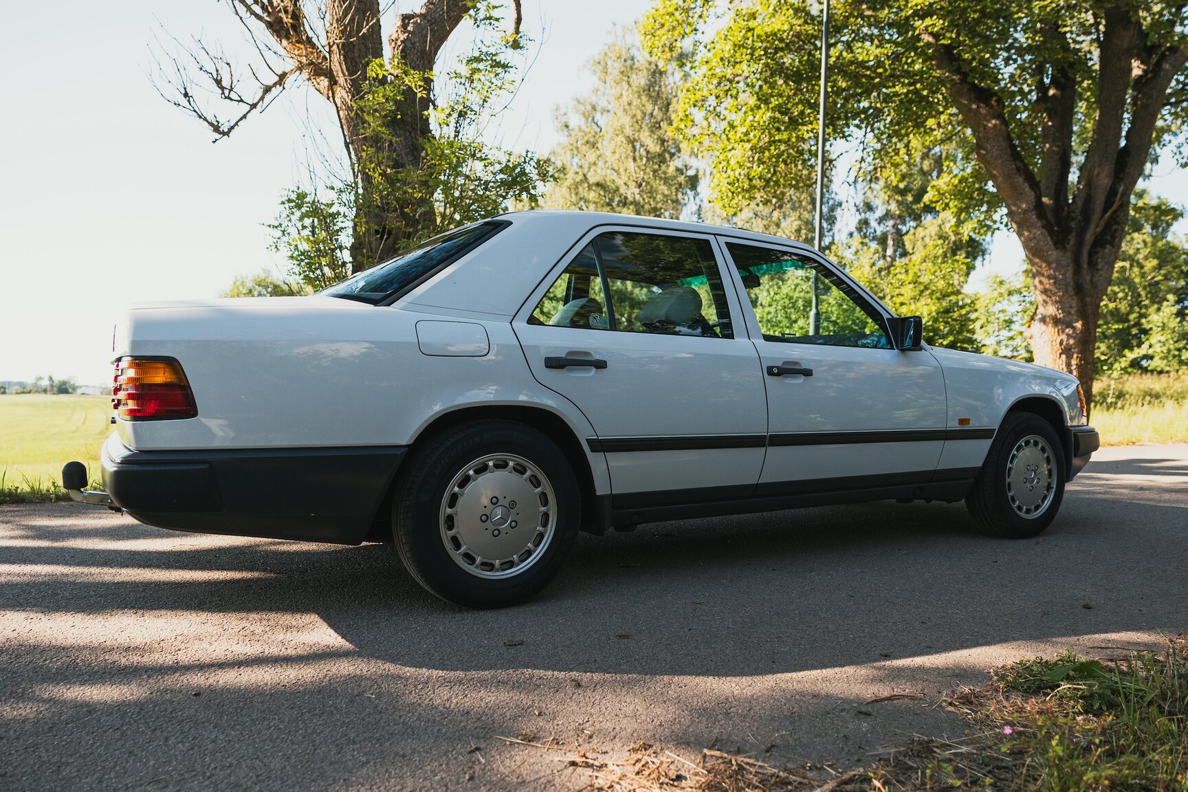 Exteriörbild på 1987 Mercedes-Benz 230E