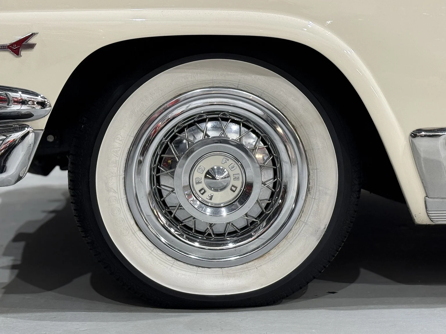 Aussenfoto 1956 Ford Fairlane Sunliner V8 5.1 (29)