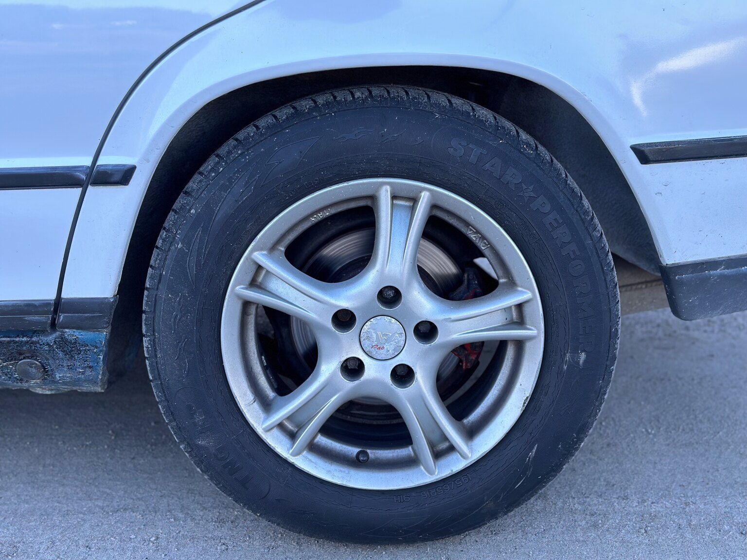 Exteriörbild på 1988 Mercedes-Benz 190 E 2.3 (17)