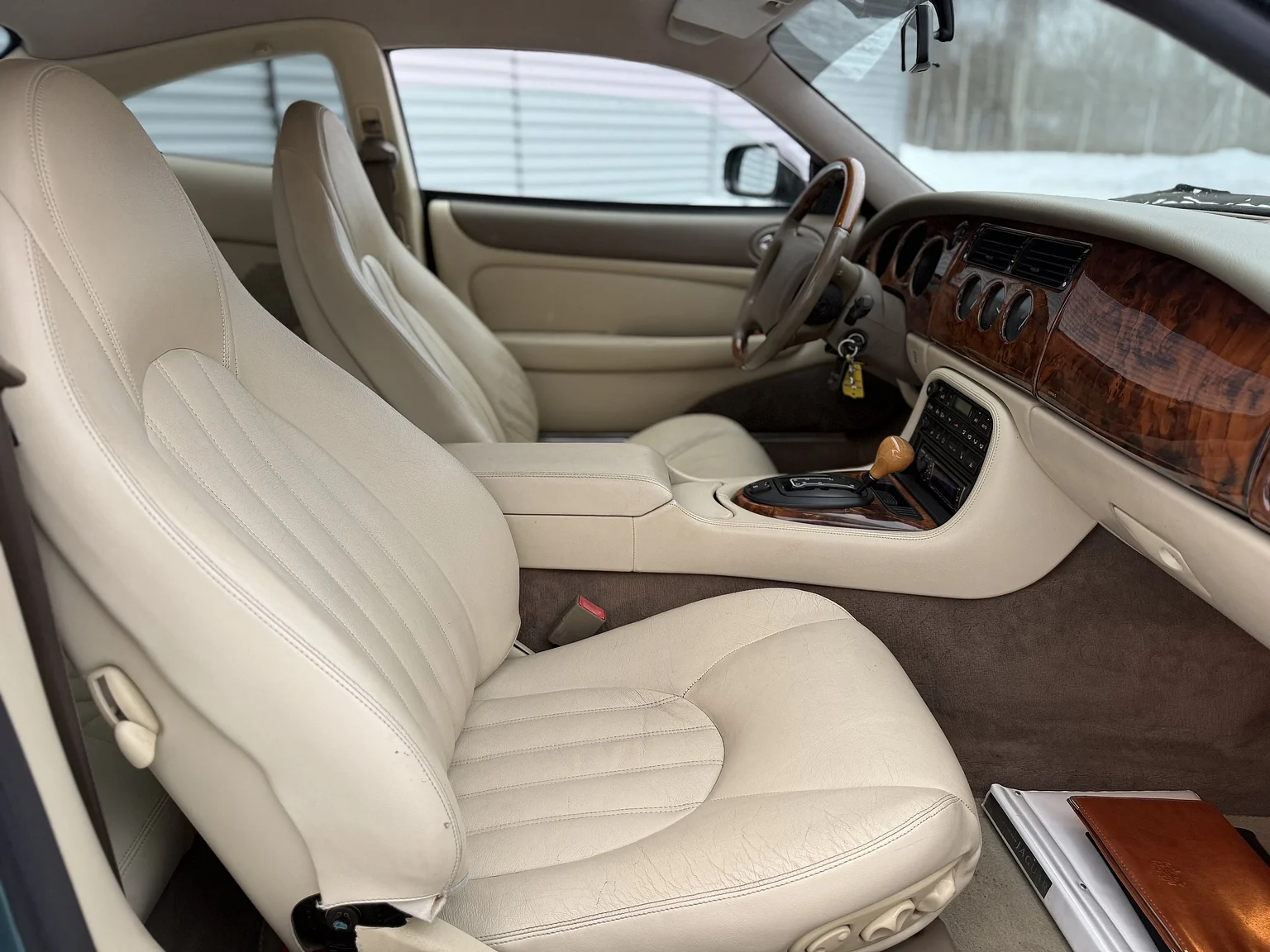 Interior image of 1997 Jaguar XK8 (29)