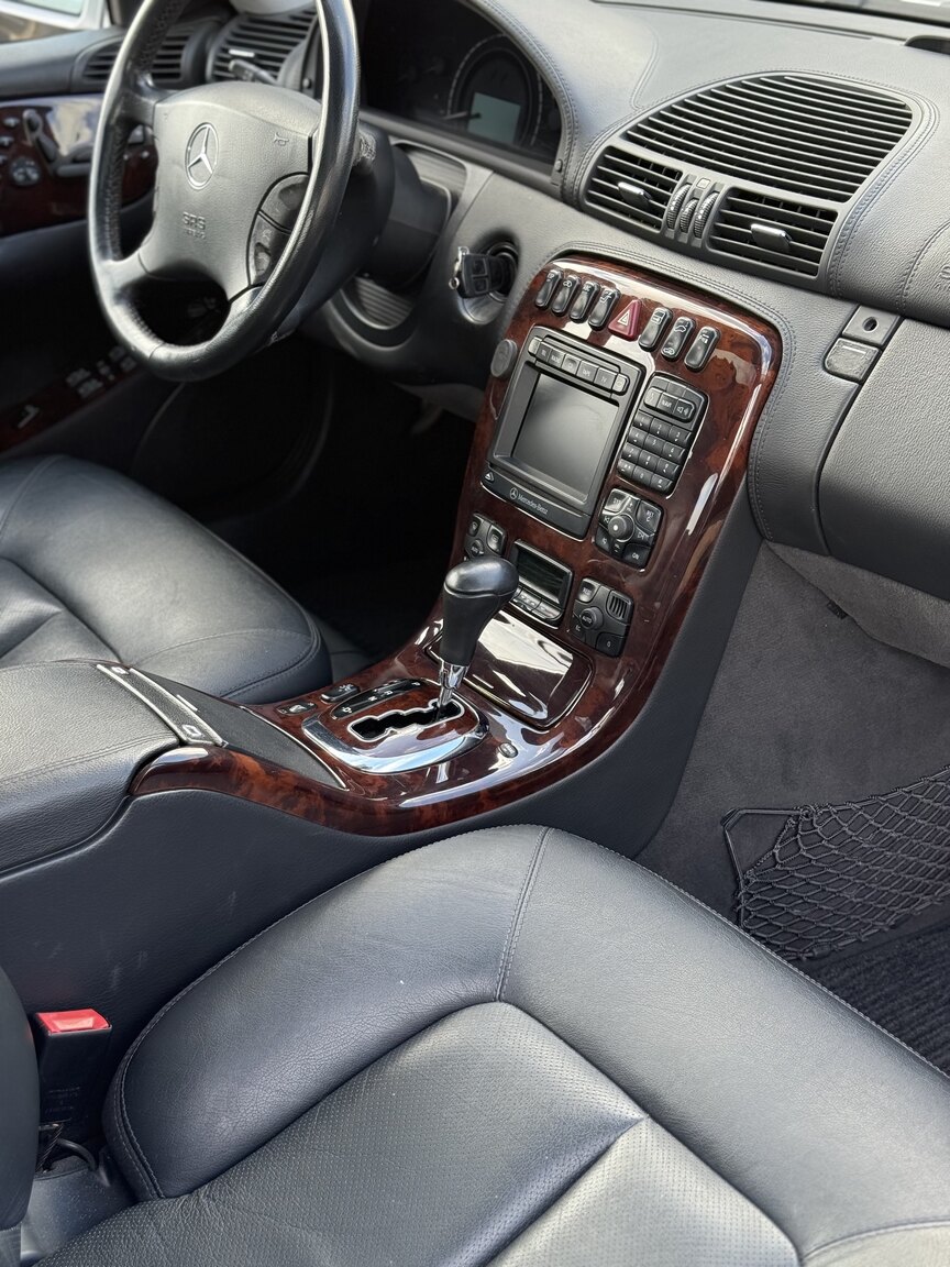 Interior image of 2000 Mercedes-Benz CL 500