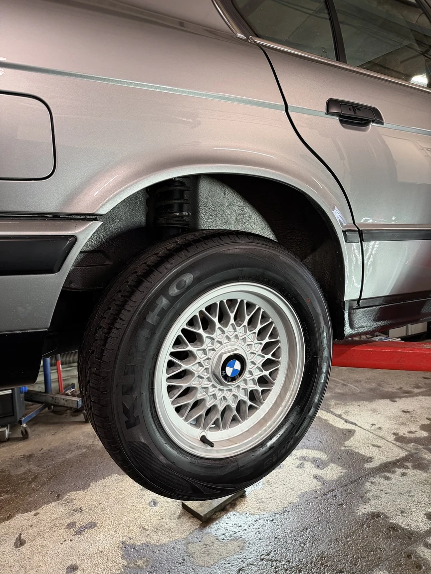 Exteriörbild på 1988 BMW 535i - NO RESERVE (52)