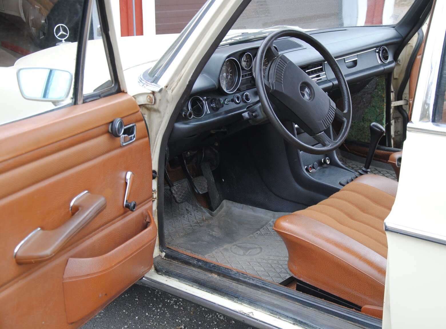 Innenraumfoto von 1971 Mercedes-Benz 220D