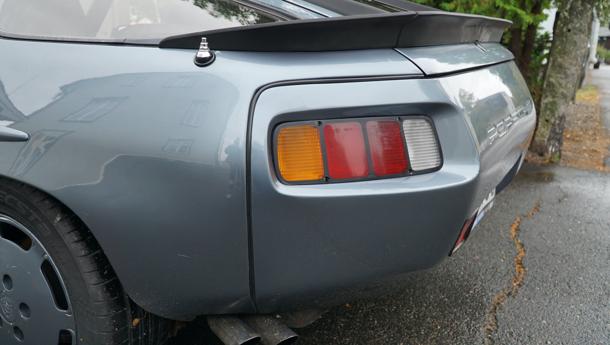 Exterior image of 1983 Porsche 928S (66)