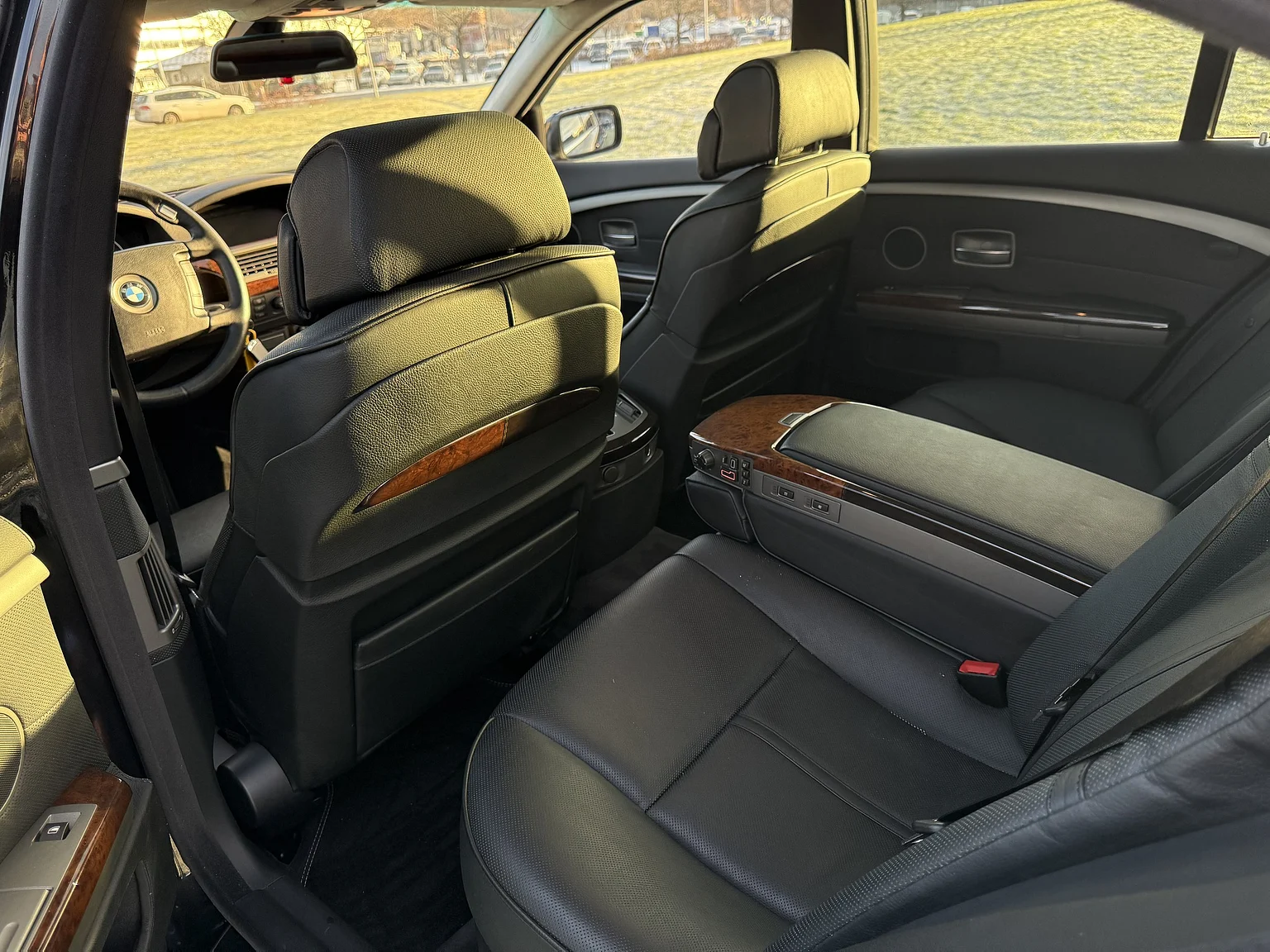 Interior image of 2003 BMW 760i (32)