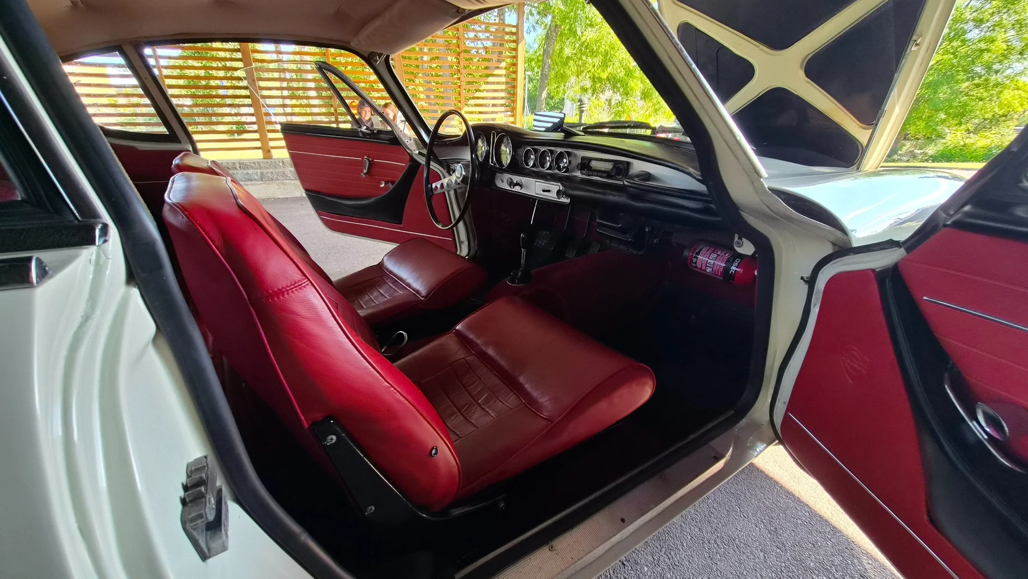 Interior image of 1966 Volvo P 1800S (11)