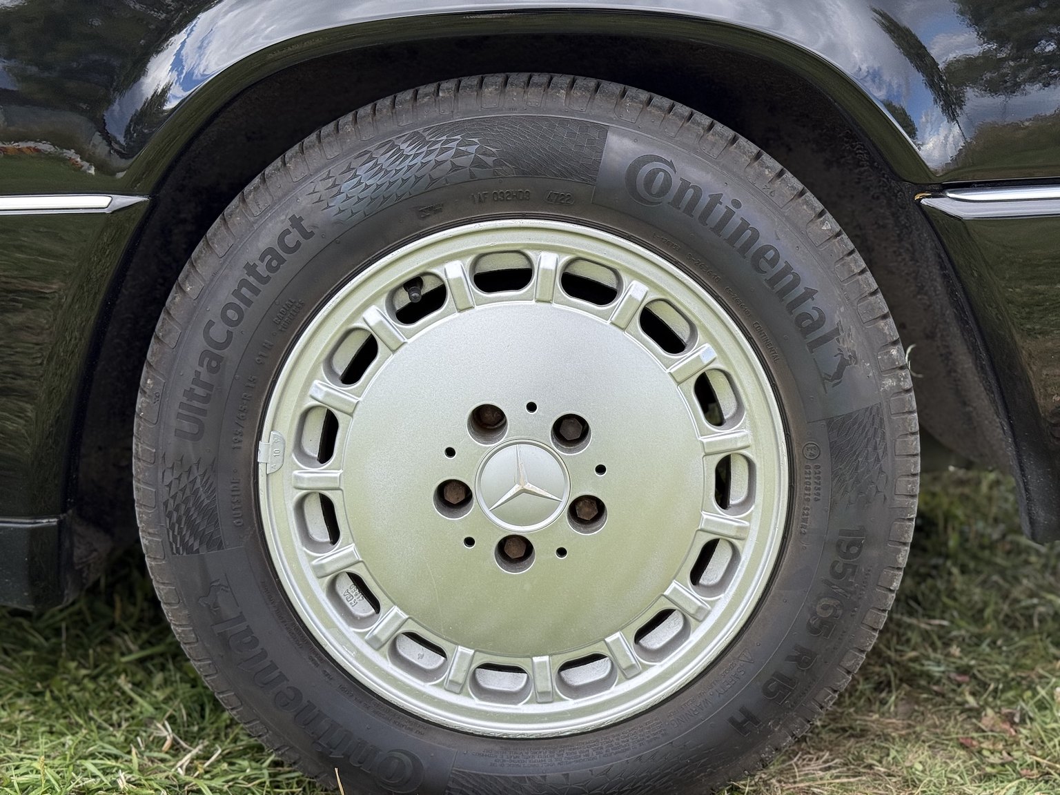 Exterior image of 1990 Mercedes-Benz 300CE-24