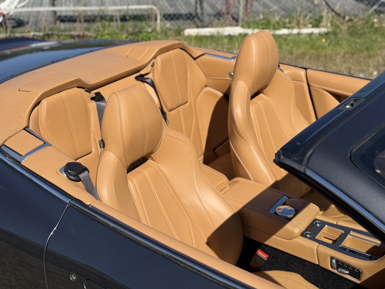 Innenraumfoto von 2015 Aston Martin DB9 Volante