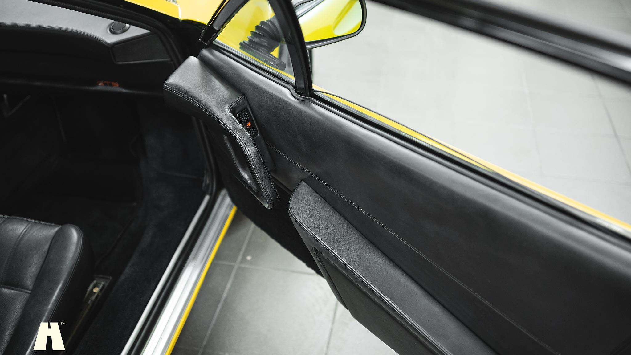 Interiörbild 1986 Ferrari 328 GTB
