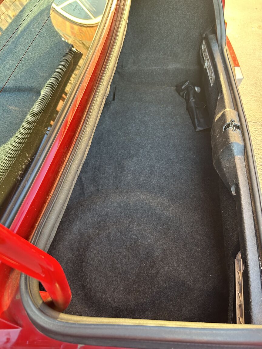 Interior image of 1988 Alfa Romeo 75 (29)