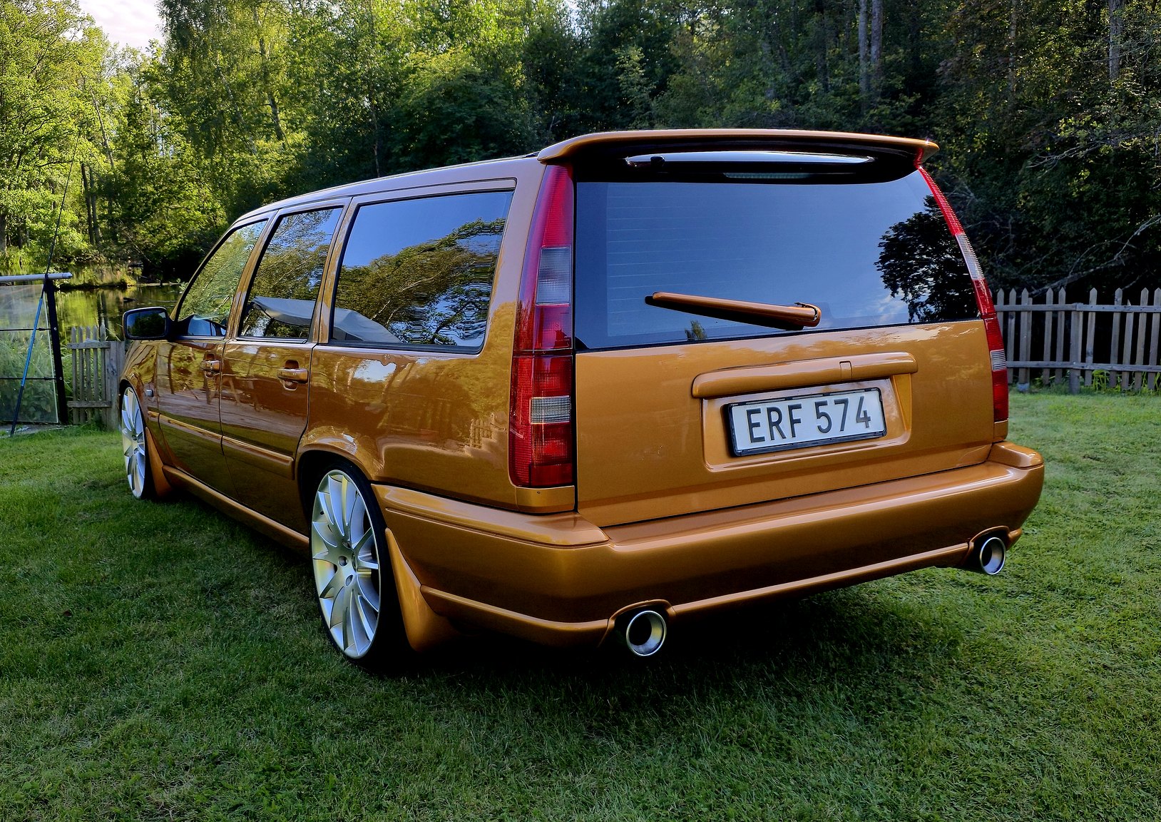 Exterior image of 1998 Volvo V70 R 2.3 T Automatisk