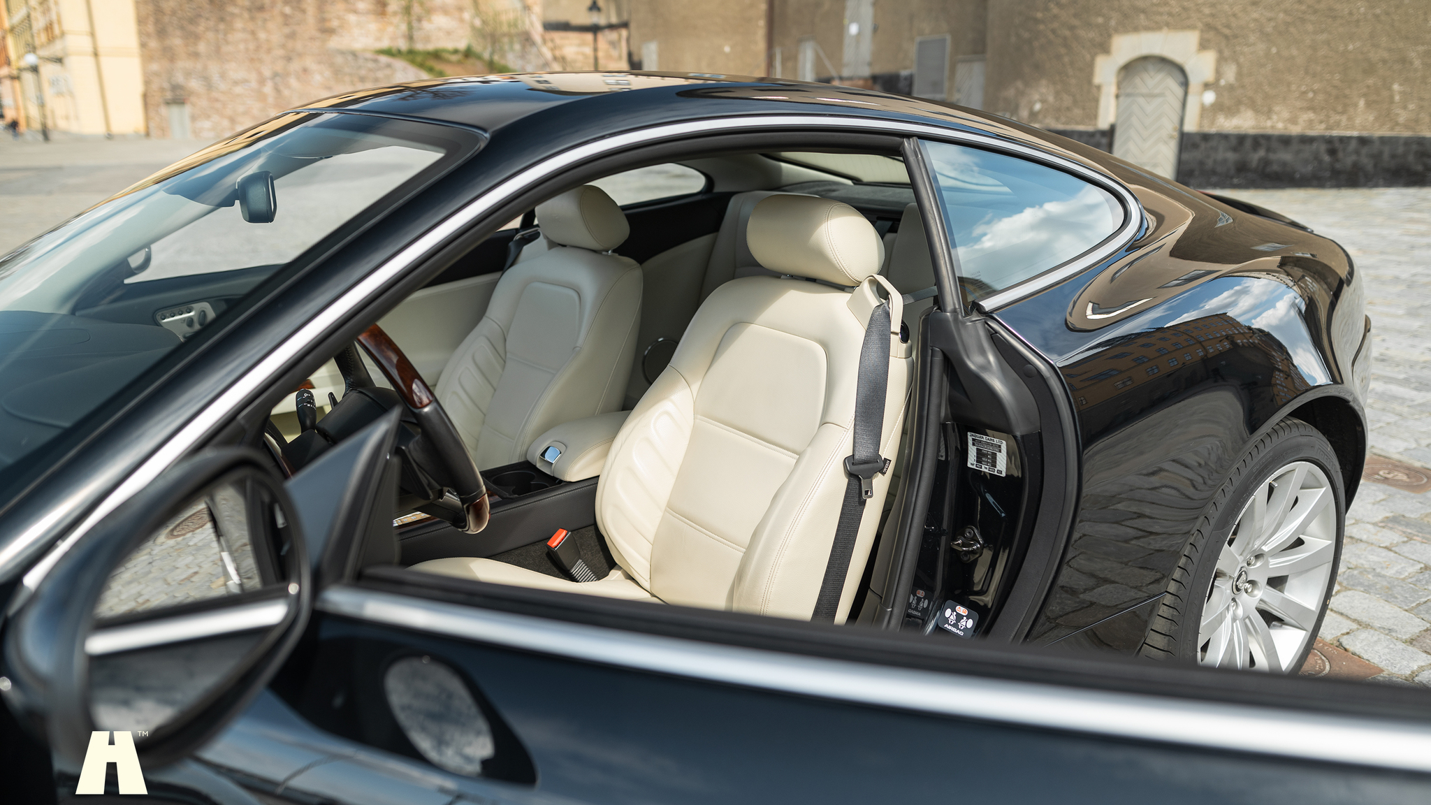 Interior image of 2008 Jaguar XKR (9)