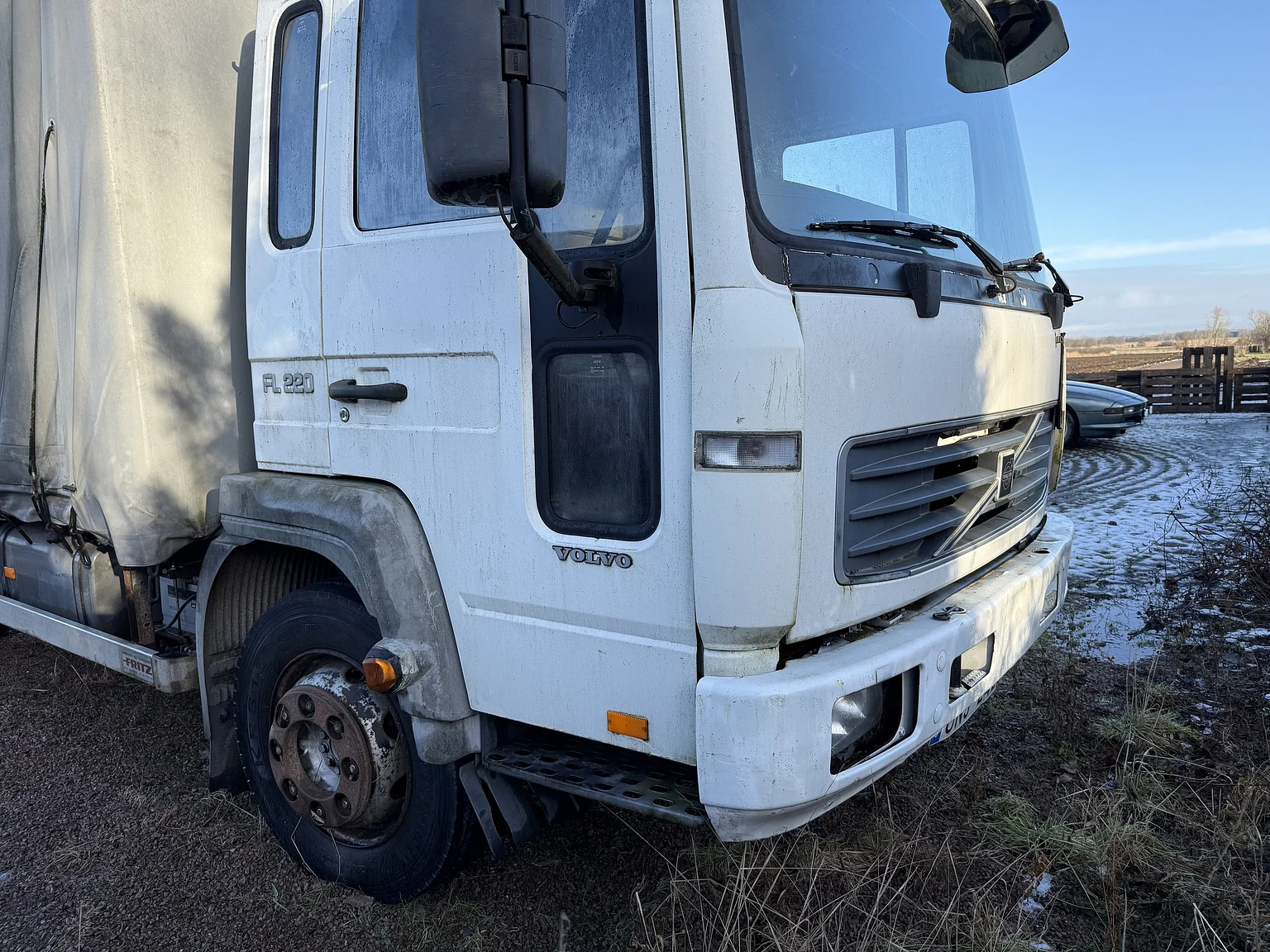 Exteriörbild på 2000 Volvo FL6 4x2 - NO RESERVE (11)