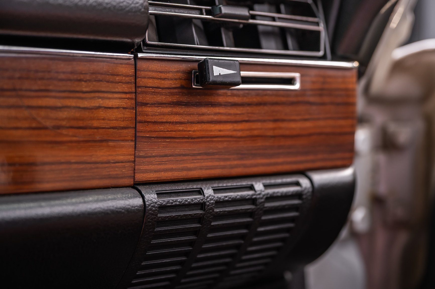 Interior image of 1975 Mercedes-Benz 280 SE 
