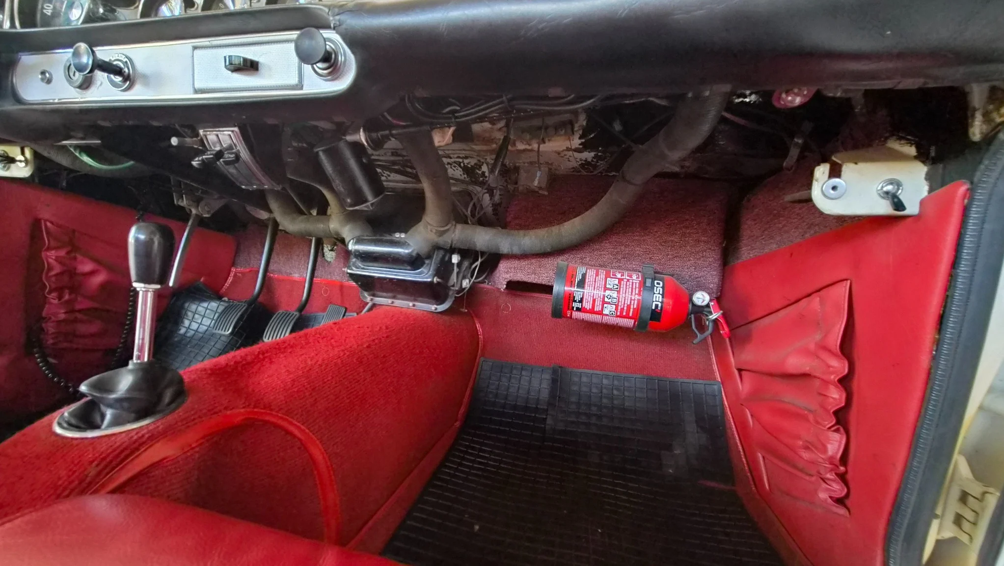 Interior image of 1966 Volvo P 1800S (16)