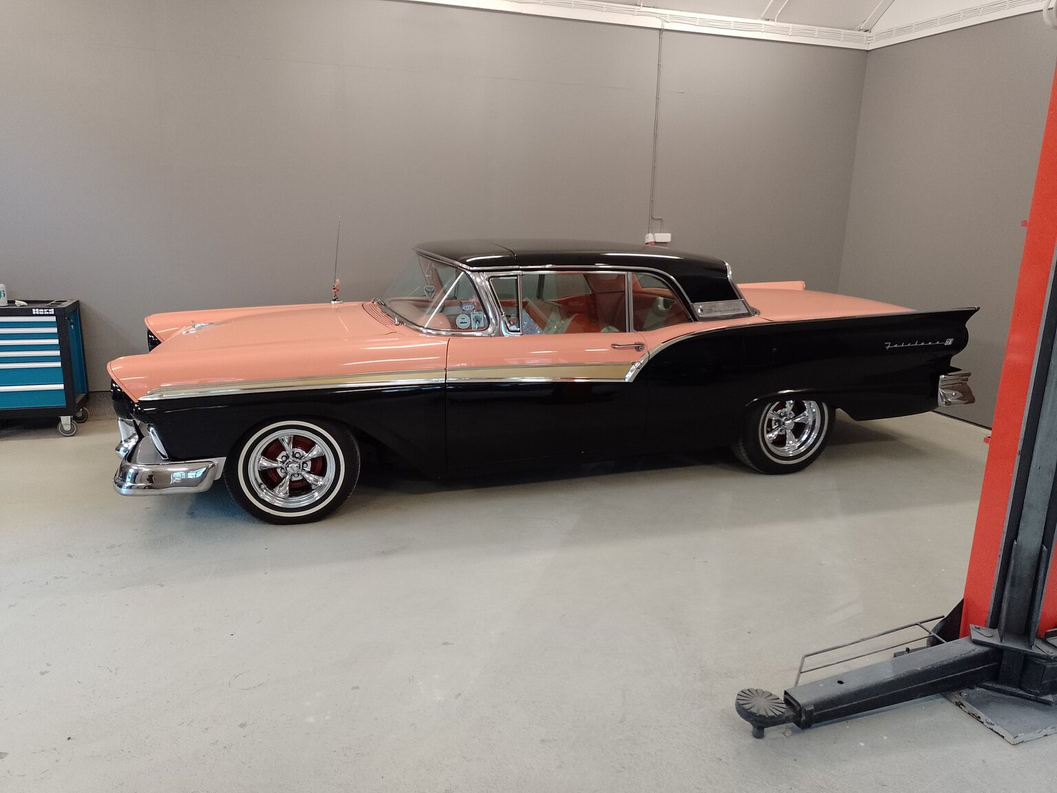 Exterior image of 1957 Ford Fairlane 500 Skyliner Retract