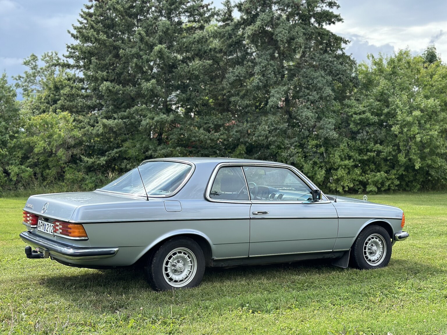 Exteriörbild på 1984 Mercedes-Benz 230 CE