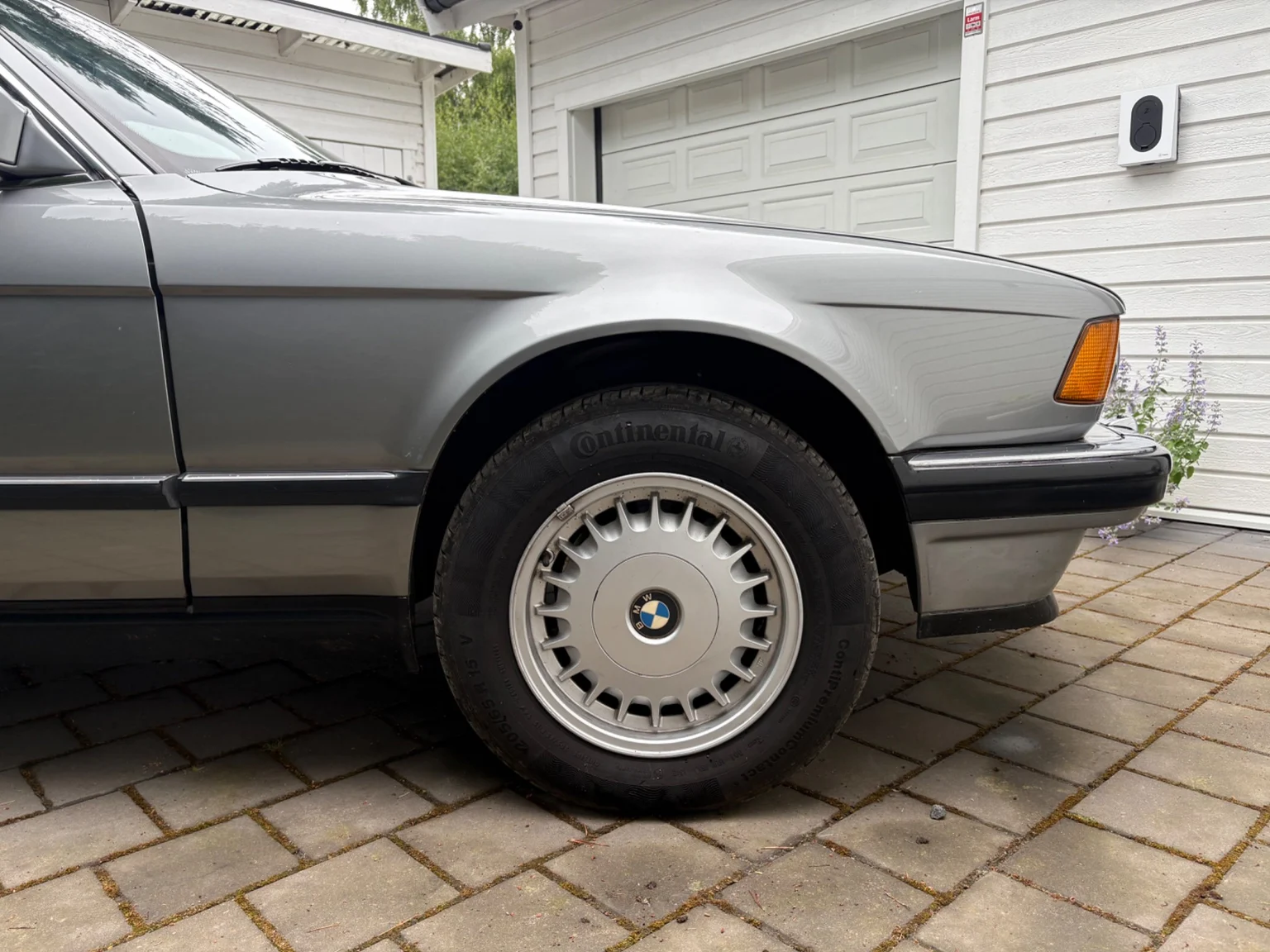 Exteriörbild på 1988 BMW 730iA (14)
