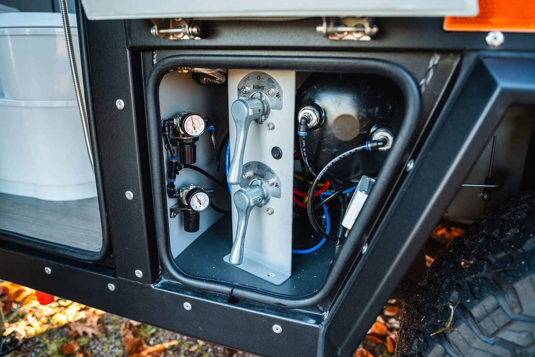 Exterior image of 2025 Northea Trailer Expedition Crawler 458i Offgrid-Camper (82)