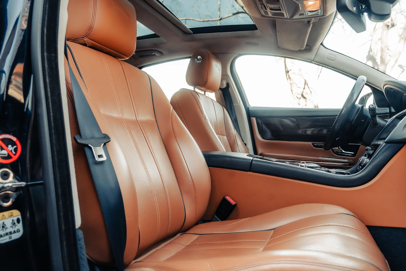 Interior image of 2012 Jaguar XJ (46)