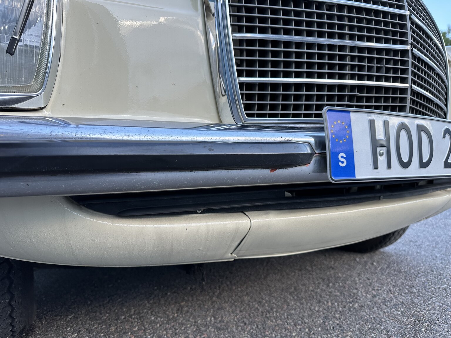 Exteriörbild på 1974 Mercedes Benz 230.6