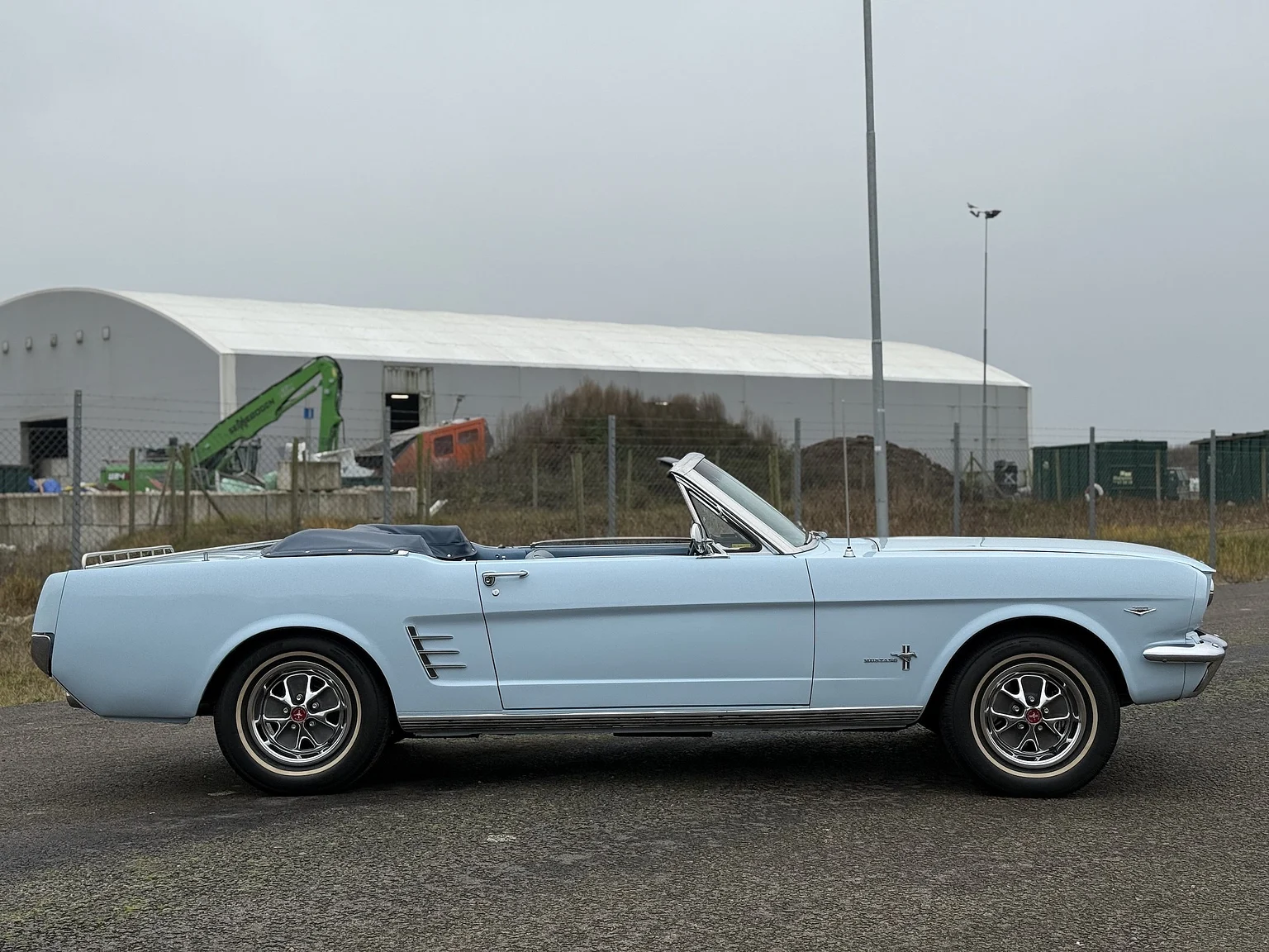 Exteriörbild på 1966 Ford Mustang Convertible 289 V8 (10)