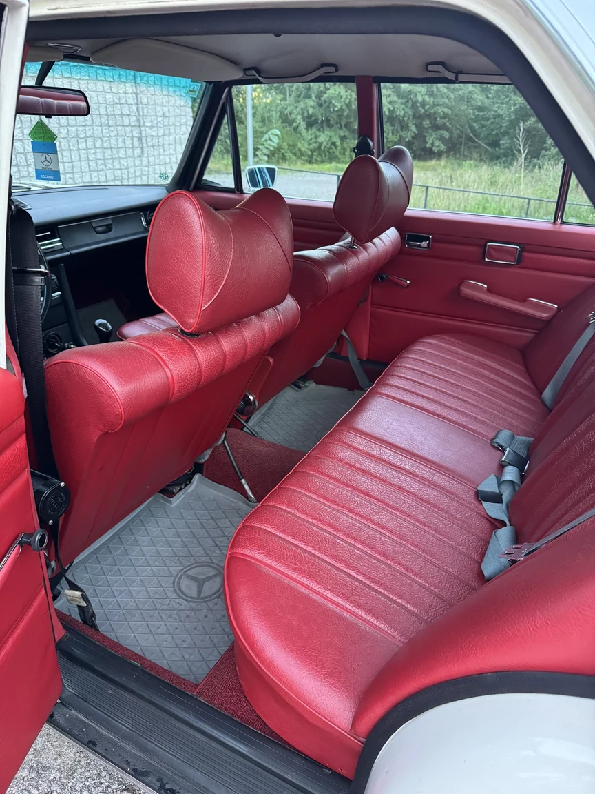 Innenraumfoto von 1972 Mercedes-Benz 200 (30)