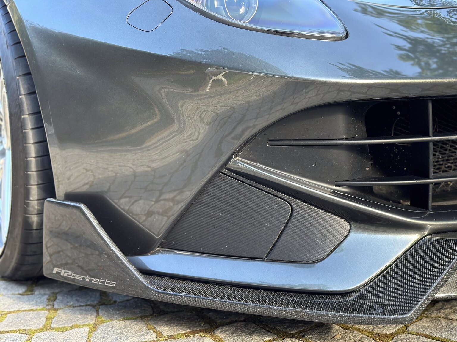 Exteriörbild på 2013 Ferrari F12 Berlinetta