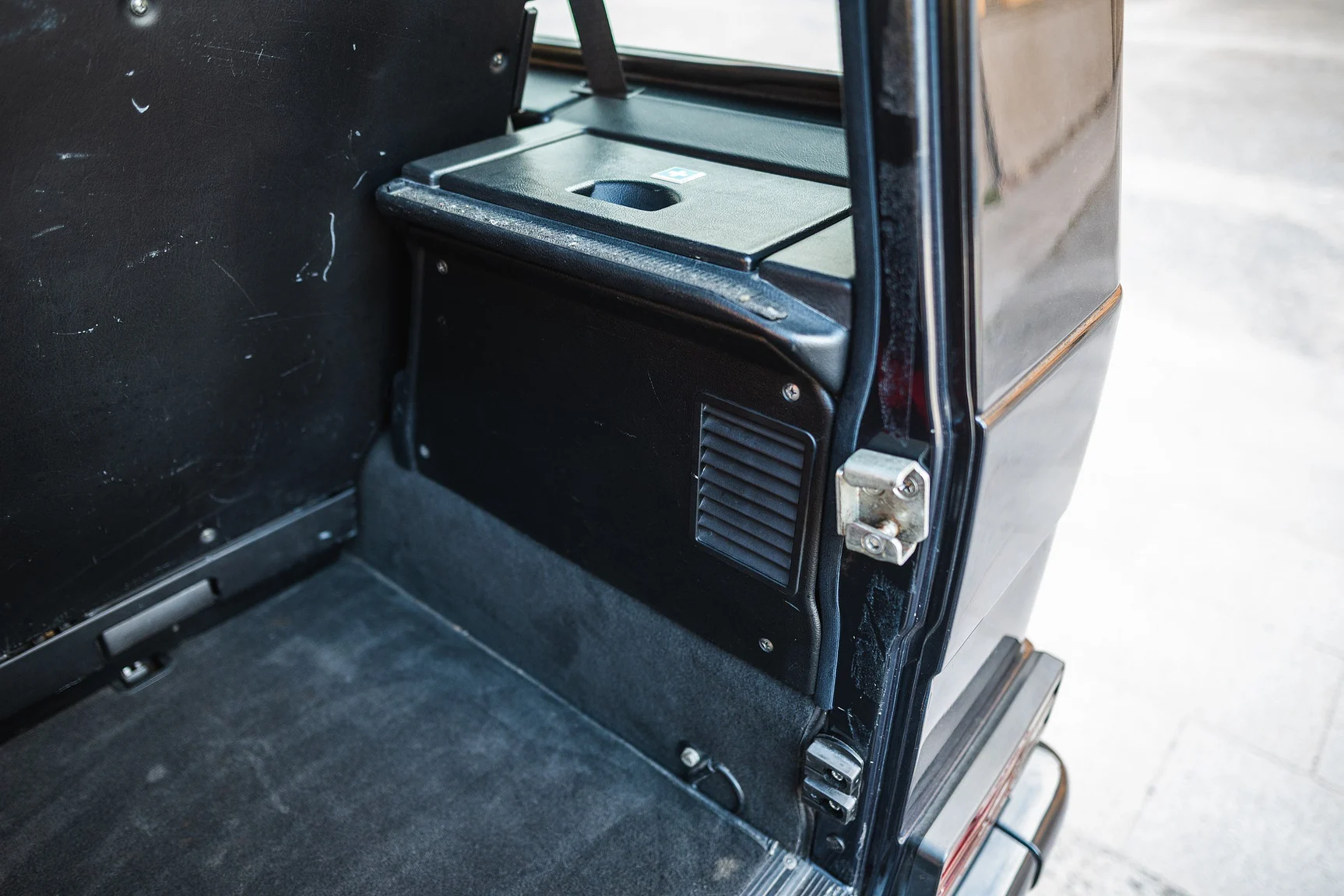 Interior image of 2002 Mercedes-Benz G400  (48)