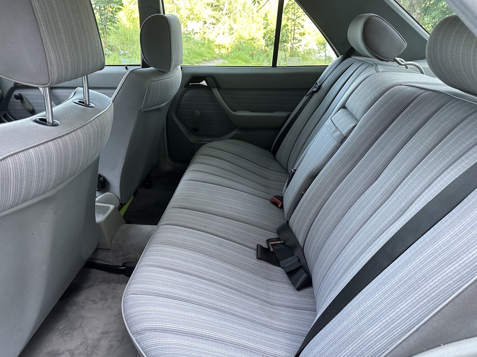 Innenraumfoto von 1989 Mercedes-Benz 230E