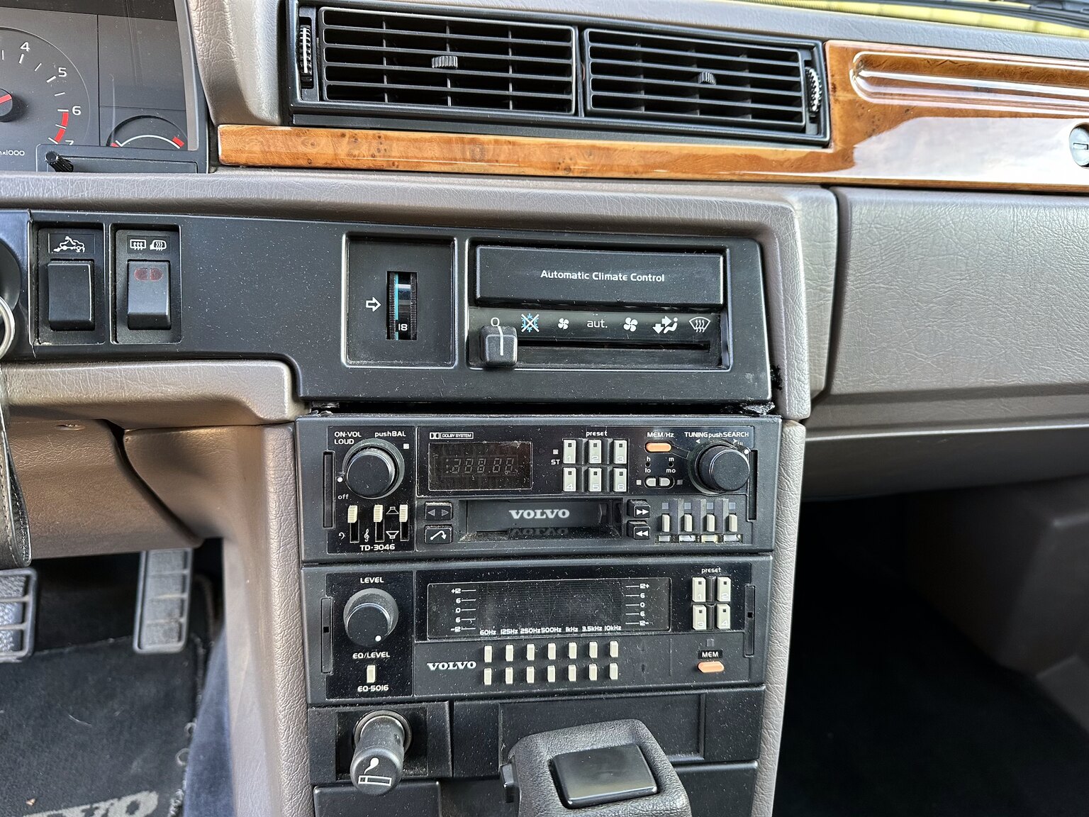 Interior image of 1987 Volvo 780 Bertone