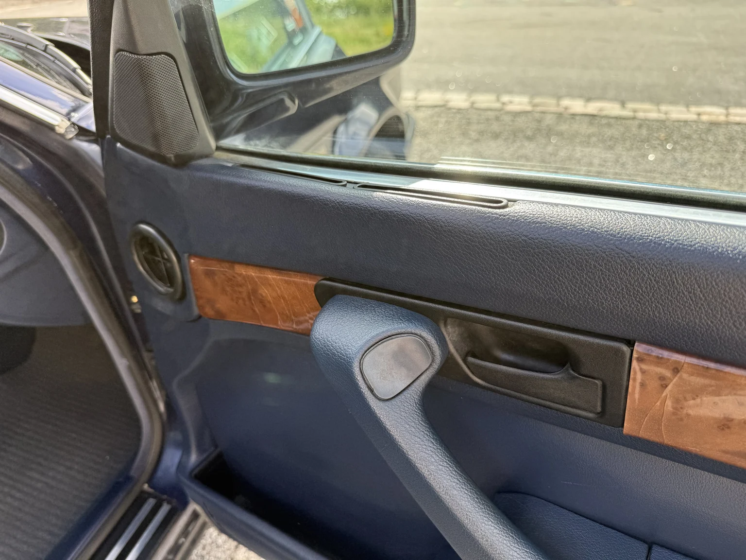 Interior image of 1990 BMW 750i (91)