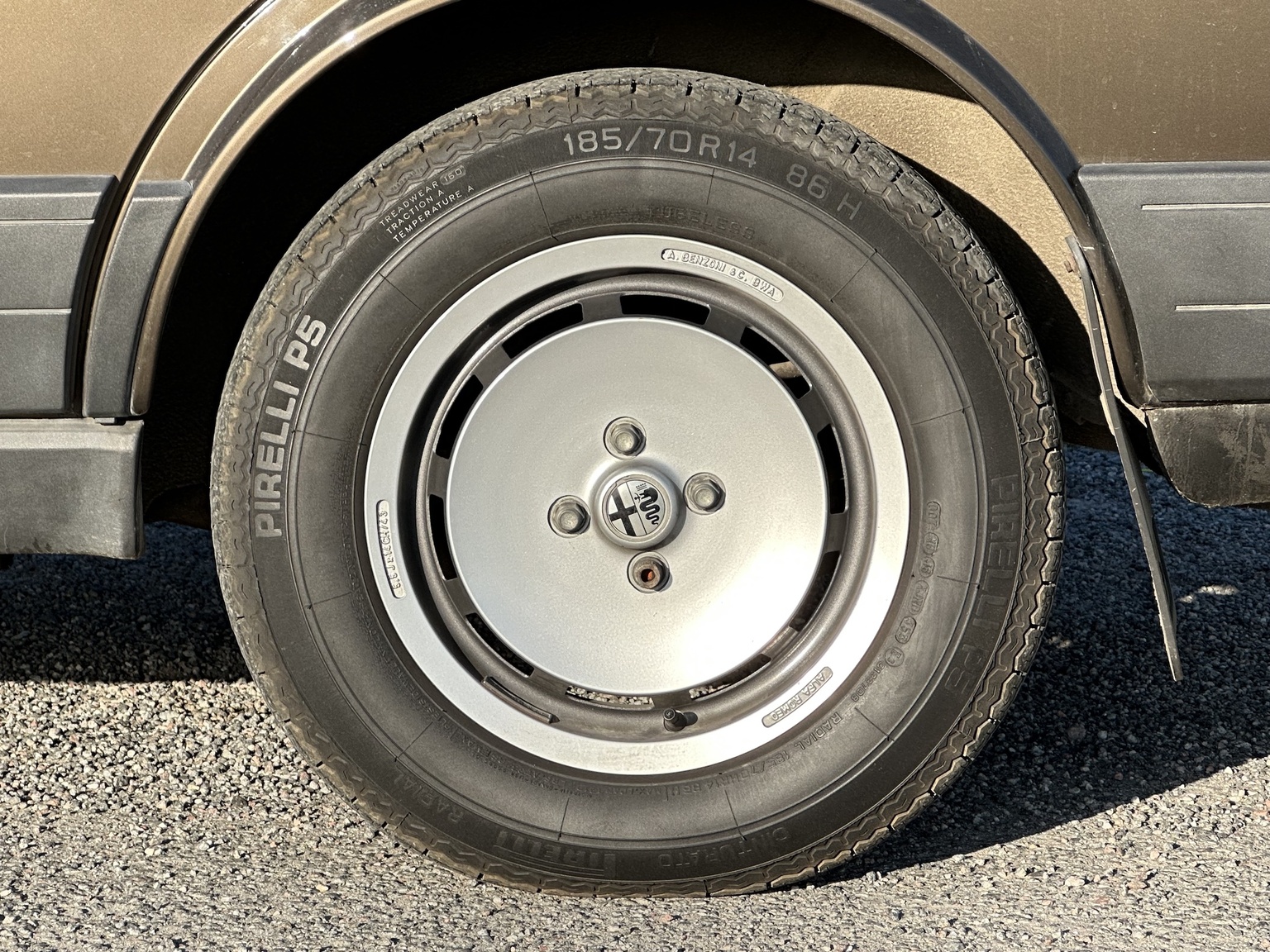 Exteriörbild på 1984 Alfa Romeo Alfetta 2000